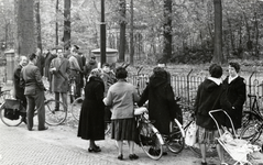 500391 Afbeelding van belangstellenden bij het tuinhek van de villa Canton (Javalaan 7) te Baarn, tijdens een ...